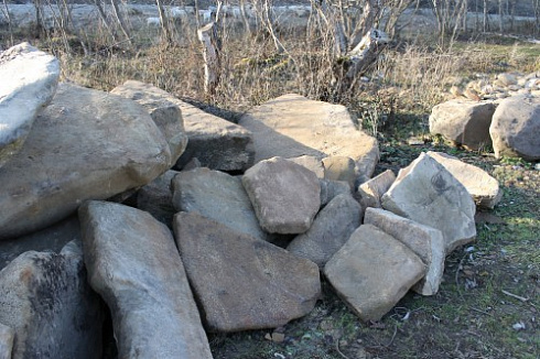 Kamenclub.ru: Песчаник плиты - плахи - пошаговые дорожки (фр. 70-150 мм)  купить в Луганске песчаник серый бежевый желтый зеленый колотый песчаник строительный 6500 руб/т   фото КАМЕНЬ КЛУБ