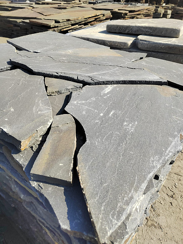 Kamenclub.ru: Песчаник пластушка светло-серый (3,0 см)  купить в Луганске песчаник светло-серый, серый песчаник рваный ландшафтный колотый 13800 руб/м3   фото КАМЕНЬ КЛУБ