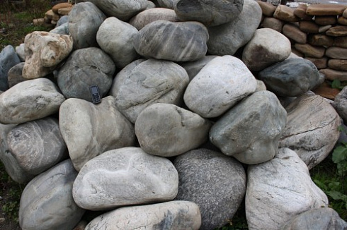 Kamenclub.ru: Речной валун Кабанчик фр.300-500 мм.  купить в Луганске крупный природный камень галька серый, темно-серый речной валун галечник масштабный 7000 руб/т   фото КАМЕНЬ КЛУБ