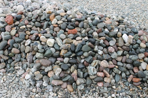 Kamenclub.ru: Галька окат (цветная картошка) фр. 50-100 мм. купить  в Луганске галька природная окатанная серый белый цветной синий темно-серый коричневый округлый галечник окатанный 6800 руб/т   фото КАМЕНЬ КЛУБ