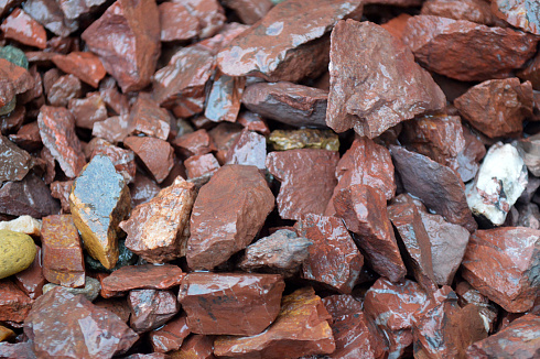 Kamenclub.ru: Щебень крошка красный (ЯШМА) фр. 10-20 мм.  купить в Луганске яшма красный, бордовый, оранжевый, рыжий декоративный каменный ландшафтный щебень колотый 9000 руб/т   фото КАМЕНЬ КЛУБ