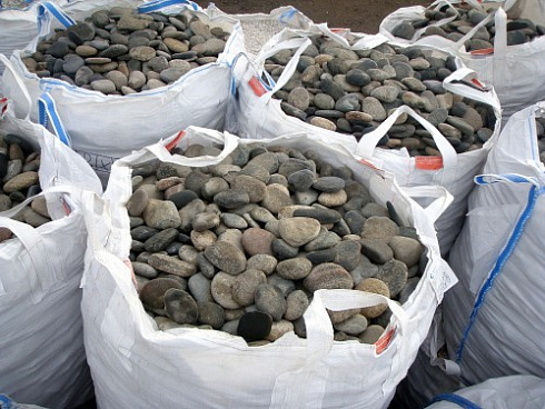 Kamenclub.ru: Галька речная плоская (ассорти) фр. 70-150 мм. купить  в Луганске галька галечник серый белый темно-серый синий светло-серый плоская природная галька  9000 руб/т   фото КАМЕНЬ КЛУБ