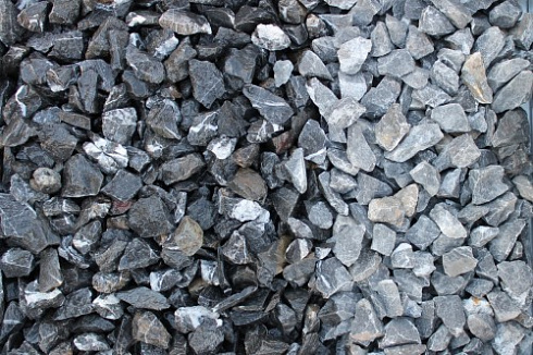 Kamenclub.ru: Щебень крошка черный (мрамор) фр. 20-40 мм.  купить в Луганске мрамор черный с белыми прожилками мраморная каменная крошка 11000 руб/т   фото КАМЕНЬ КЛУБ