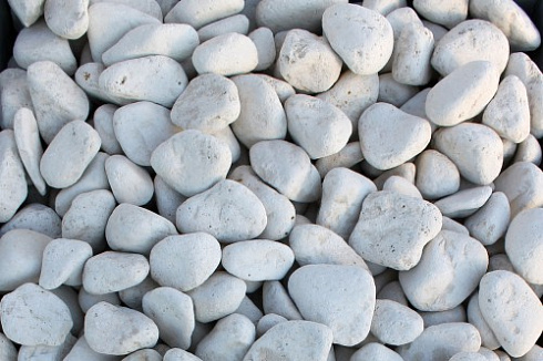 Kamenclub.ru: Мраморная крошка (щебень галтованный белый) фр.40-70 мм.  купить в Луганске мрамор белый молочный айвори окатанный округлый природный камень 17000 руб/т   фото КАМЕНЬ КЛУБ