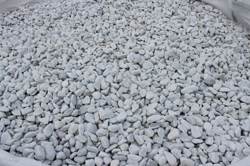 Kamenclub.ru: Мраморная крошка (щебень галтованный белый) фр.10-20 мм.  купить в Луганске мрамор белый, молочный, айвори окатанный округлый декоративный ландшафтный щебень 17000 руб/т   фото КАМЕНЬ КЛУБ