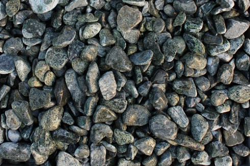 Kamenclub.ru: Щебень галтованный зеленый (змеевик) фр. 20-40 мм.  купить в Луганске мрамор зеленый, салатовый оголтованный щебень мраморный 12500 руб/т   фото КАМЕНЬ КЛУБ