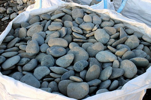 Kamenclub.ru: Галька речная плоская (темно-серая) фр. 70-150 мм. купить  в Луганске галечник природный темно-серый серый синий речная плоская природная окатанная  9000 руб/т   фото КАМЕНЬ КЛУБ