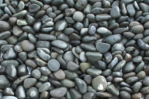 Kamenclub.ru: Галька речная окат (темно-серая) фр. 70-150 мм. купить  в Луганске галька речная темно-серая, синяя, серая речная галька округлая  8000 руб/т   фото КАМЕНЬ КЛУБ