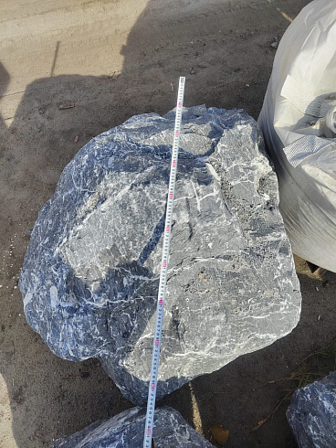 Kamenclub.ru: Черный мрамор скальник фр. 1000-1500 мм.  купить в Луганске мрамор черный белый серый крупный колотый валун ландшафтный 9000 руб/т   фото КАМЕНЬ КЛУБ