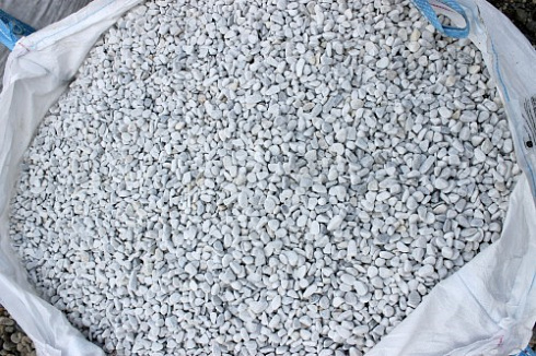 Kamenclub.ru: Мраморная крошка (щебень галтованный белый) фр.10-20 мм.  купить в Луганске мрамор белый, молочный, айвори окатанный округлый декоративный ландшафтный щебень 17000 руб/т   фото КАМЕНЬ КЛУБ