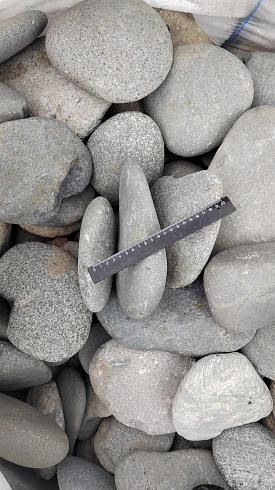 Kamenclub.ru: Галька речная плоская (темно-серая) фр. 70-150 мм. купить  в Луганске галечник природный темно-серый серый синий речная плоская природная окатанная  9000 руб/т   фото КАМЕНЬ КЛУБ