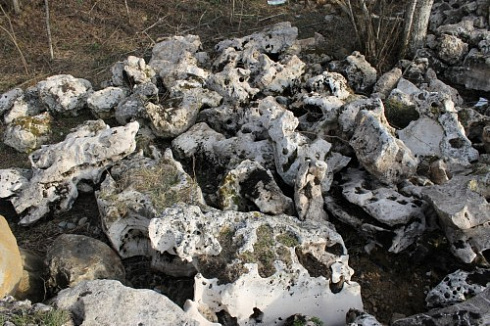 Kamenclub.ru: Выветренный известняк (степной) фр. 500-1500 мм.  купить в Луганске    10000 руб/т   фото КАМЕНЬ КЛУБ