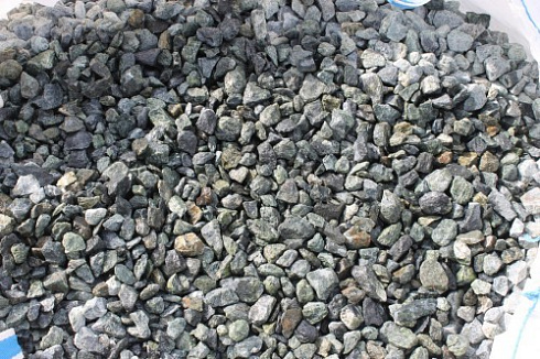 Kamenclub.ru: Щебень крошка зеленый (змеевик) фр. 20-40 мм.  купить в Луганске мрамор зеленый, салатовый ландшафтная мраморная крошка 8500 руб/т   фото КАМЕНЬ КЛУБ