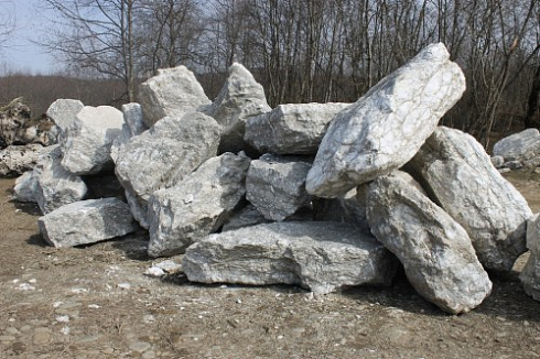 Kamenclub.ru: Мраморизированный известняк фр.500-1500 мм.  купить в Луганске    10000 руб/т   фото КАМЕНЬ КЛУБ