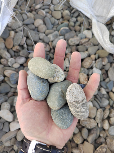 Kamenclub.ru: Галька речная окат (пестрая) фр. 20-40 мм. купить  в Луганске галька речная пестрая, серая, серые оттенки галька речная окатанная округлая 5000 руб/т   фото КАМЕНЬ КЛУБ