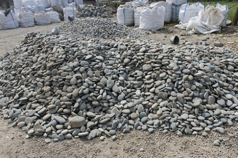 Kamenclub.ru: Галька речная плоская (ассорти) фр. 70-150 мм. купить  в Луганске галька галечник серый белый темно-серый синий светло-серый плоская природная галька  9000 руб/т   фото КАМЕНЬ КЛУБ