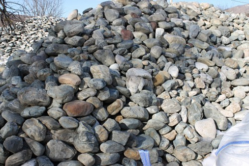 Kamenclub.ru: Ландшафтные валунчики фр.100-500 мм.  купить в Луганске крупный природный камень серый, темно-серый, светло-серый речной валун крупный 4800 руб/т   фото КАМЕНЬ КЛУБ