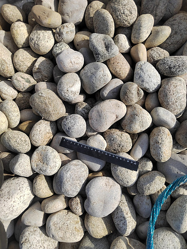 Kamenclub.ru: Галька речная окат (серо-белая) фр. 70-120 мм купить  в Луганске галька галечник бело-серая, серо-белая, серая, белая речная природная галька  8000 руб/т   фото КАМЕНЬ КЛУБ