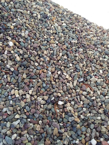 Kamenclub.ru: Галька речная окат цветная фр.5-10 мм. купить  в Луганске галька речная белый, серый, красноватый, синий, темно-серый речная окатанная галька декоративная 6800 руб/т   фото КАМЕНЬ КЛУБ