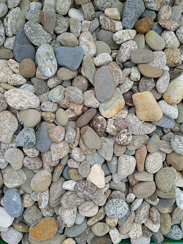 Kamenclub.ru: Галька горная речная окат (цветная) фр. 20-40 мм. купить  в Луганске галька речная серый синий бежевый белый окатанная речная галька ландшафтная 6800 руб/т   фото КАМЕНЬ КЛУБ