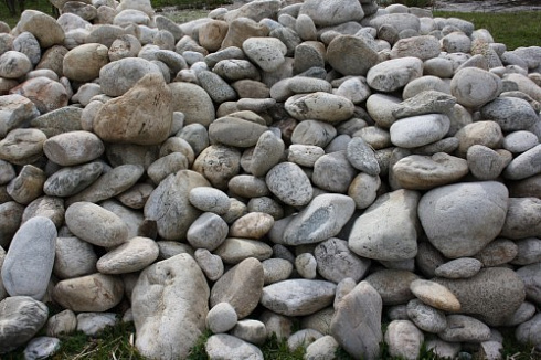 Kamenclub.ru: Бело-серый валунчик фр.100-300 мм.  купить в Луганске крупный камень для ландшафта серый, белый бело-серый валун крупная галька 4500 руб/т   фото КАМЕНЬ КЛУБ