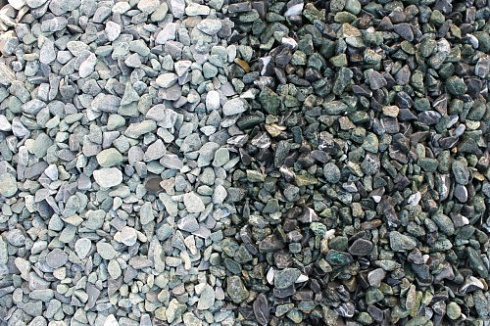 Kamenclub.ru: Мраморная крошка (щебень галтованный микс:зеленый-черный) фр.10-20 мм.  купить в Луганске мрамор зеленый, черный декоративные ландшафтные окатанные округлые камни щебня 14500 руб/т   фото КАМЕНЬ КЛУБ