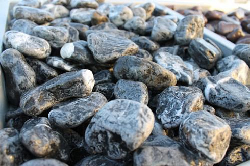 Kamenclub.ru: Щебень галтованный черный (мрамор) фр.20-40 мм.  купить в Луганске мрамор черный с белыми прожилками мрамор окатанный округлый 15000 руб/т   фото КАМЕНЬ КЛУБ