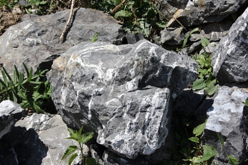 Kamenclub.ru: Черный мрамор скальник фр. 1000-1500 мм.  купить в Луганске мрамор черный белый серый крупный колотый валун ландшафтный 9000 руб/т   фото КАМЕНЬ КЛУБ