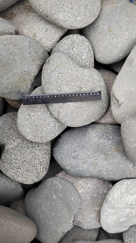 Kamenclub.ru: Галька речная плоская (темно-серая) фр. 70-150 мм. купить  в Луганске галечник природный темно-серый серый синий речная плоская природная окатанная  9000 руб/т   фото КАМЕНЬ КЛУБ