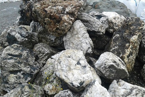 Kamenclub.ru: Черный гранит - кварцит фр. 100-500 мм.  купить в Луганске мрамор гранит черный с белыми прожилками, серый, белый валун скальный колотый 7000 руб/т   фото КАМЕНЬ КЛУБ