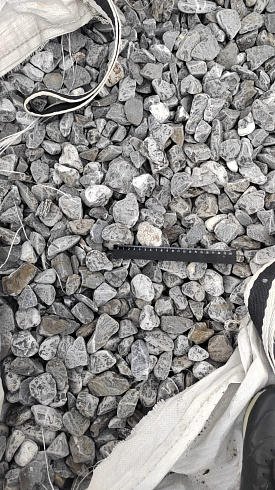 Kamenclub.ru: Щебень галтованный черный (мрамор) фр.40-70 мм.  купить в Луганске мрамор черный с белыми прожилками, черный, белый щебень галтованный округлый 13500 руб/т   фото КАМЕНЬ КЛУБ