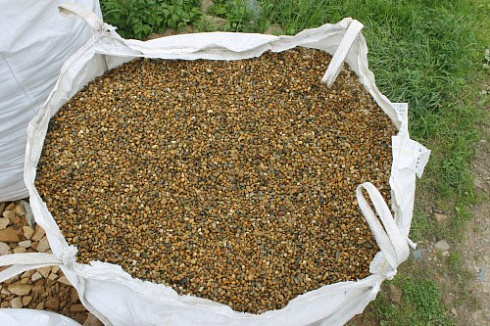 Kamenclub.ru: Галька окат (серо-желтая) фр.10-20 мм. купить  в Луганске галька серо-желтая, рыжая, серый речная окатанная округлая галька 5000 руб/т   фото КАМЕНЬ КЛУБ