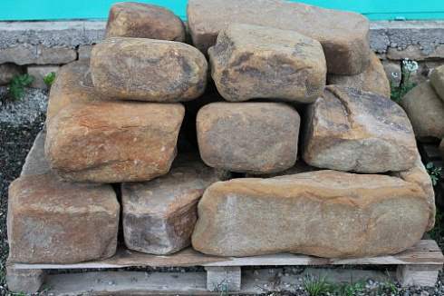 Kamenclub.ru: Песчаник для строительства и кладки (фр. 200-400 мм)  купить в Луганске песчаник бежевый серый рыжий желтый блоки для строительства из песчаника 6500 руб/т   фото КАМЕНЬ КЛУБ