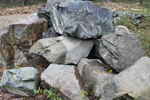 Kamenclub.ru: Змеевик скальник фр. 500-1500 мм.  купить в Луганске змеевик зеленый серый черный глыба скальная колотая 7500 руб/т   фото КАМЕНЬ КЛУБ