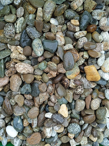 Kamenclub.ru: Галька горная речная окат (цветная) фр. 20-40 мм. купить  в Луганске галька речная серый синий бежевый белый окатанная речная галька ландшафтная 6800 руб/т   фото КАМЕНЬ КЛУБ