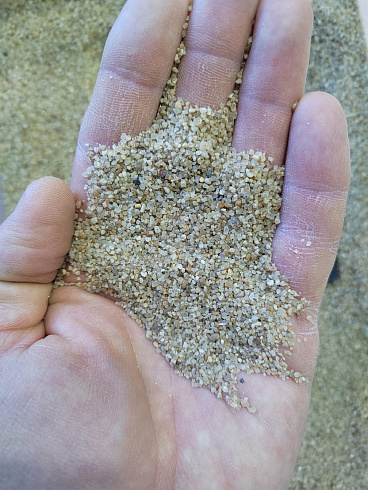 Кварцевый песок для площадок фр. 0,6-1,2 мм.  купить в Луганске фото Камень Клуб