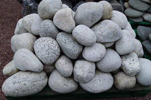 Kamenclub.ru: Бело-серый валунчик фр.100-300 мм.  купить в Луганске крупный камень для ландшафта серый, белый бело-серый валун крупная галька 4500 руб/т   фото КАМЕНЬ КЛУБ