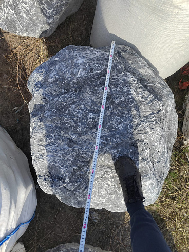 Kamenclub.ru: Черный мрамор скальник фр. 1000-1500 мм.  купить в Луганске мрамор черный белый серый крупный колотый валун ландшафтный 9000 руб/т   фото КАМЕНЬ КЛУБ