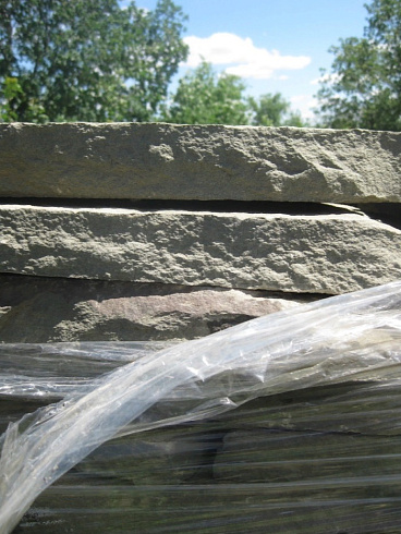 Kamenclub.ru: Песчаник пластушка серо-зеленый (1,5 см)  купить в Луганске плитняк - пластушка серо-зеленый, серый, зеленый пластушка рваная ландшафтная колотая 10200 руб/м3   фото КАМЕНЬ КЛУБ