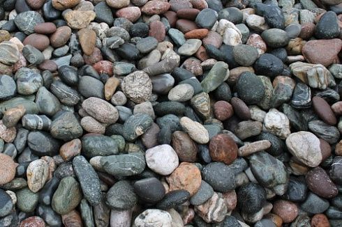 Kamenclub.ru: Галька горная речная окат (цветная) фр. 20-40 мм. купить  в Луганске галька речная серый синий бежевый белый окатанная речная галька ландшафтная 6800 руб/т   фото КАМЕНЬ КЛУБ