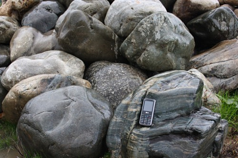 Kamenclub.ru: Речной валун Кабанчик фр.300-500 мм.  купить в Луганске крупный природный камень галька серый, темно-серый речной валун галечник масштабный 7000 руб/т   фото КАМЕНЬ КЛУБ