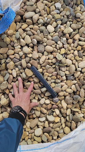 Kamenclub.ru: Галька речная окат рыжая фр. 20-40 мм. купить  в Луганске галька речная окатанная рыжая желтая серая округлая речная галька 5000 руб/т   фото КАМЕНЬ КЛУБ