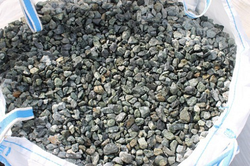 Kamenclub.ru: Щебень крошка зеленый (змеевик) фр. 20-40 мм.  купить в Луганске мрамор зеленый, салатовый ландшафтная мраморная крошка 8500 руб/т   фото КАМЕНЬ КЛУБ