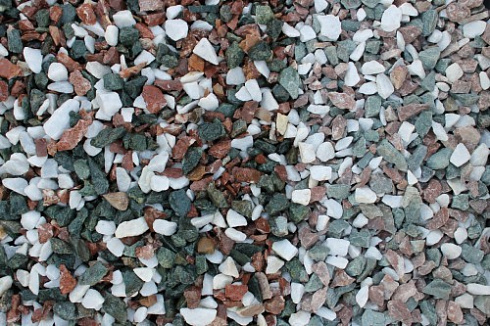Kamenclub.ru: Мраморная крошка (щебень крошка микс: белый-зеленый-розовый) фр. 10-20 мм.  купить в Луганске мрамор белый, зеленый, розовый декоративный ландшафтный колотый щебень 12000 руб/т   фото КАМЕНЬ КЛУБ