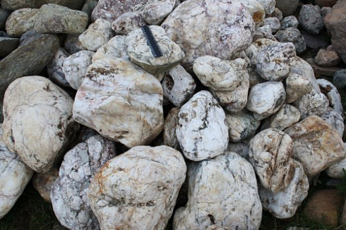 Kamenclub.ru: Кварцевый валунчик фр.100-300 мм.  купить в Луганске кварц белый, бежевый молочный рыжий крупный природный камень галечник 7850 руб/т   фото КАМЕНЬ КЛУБ