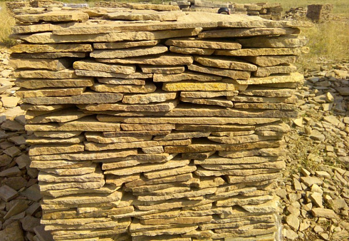 Kamenclub.ru: Песчаник пластушка желтый с разводом под дерево (2 см)  купить в Луганске плитняк желтый с разводами, желтый, рыжий, серый песчаник пластушка рваная ландшафтная 11 000 руб/м3   фото КАМЕНЬ КЛУБ