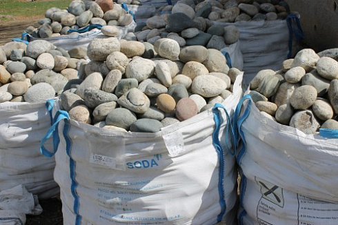 Kamenclub.ru: Речной валун (Ассорти) фр.100-300 мм.  купить в Луганске галечник серый, темно-серый, светло-серый речная галька крупных размеров 4200 руб/т   фото КАМЕНЬ КЛУБ