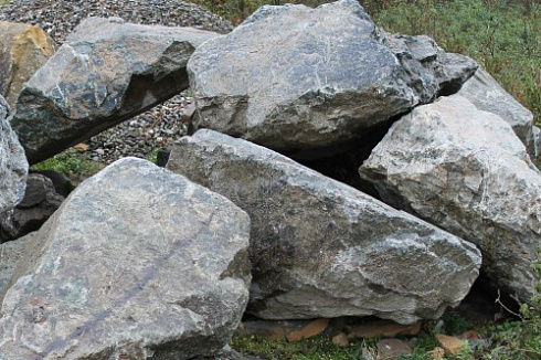 Kamenclub.ru: Змеевик скальник фр. 500-1500 мм.  купить в Луганске змеевик зеленый серый черный глыба скальная колотая 7500 руб/т   фото КАМЕНЬ КЛУБ