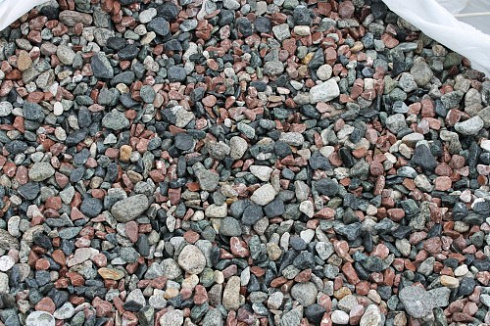 Kamenclub.ru: Мраморная крошка (щебень галтованный микс:: серый-зеленый-розовый) фр.10-20 мм.  купить в Луганске мрамор серый, зеленый, розовый щебень окатанный округлый декоративный ландшафтный 15500 руб/т   фото КАМЕНЬ КЛУБ