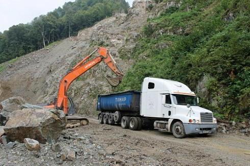 Kamenclub.ru: Гранит скальник (серо-зеленый) фр. 500-1500 мм.  купить в Луганске гранит мрамор  серый зеленый темно-серый глыба скальная колотая ландшафтная 7 500 руб/т   фото КАМЕНЬ КЛУБ